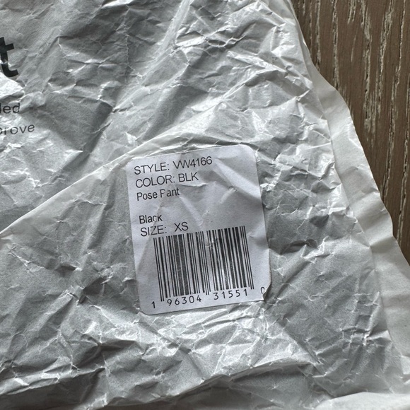 Vuori pose pants in black - Picture 14 of 16